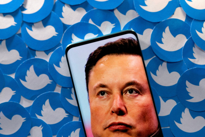 A ilustração mostra a imagem de Elon Musk no smartphone e os logotipos do Twitter impressos