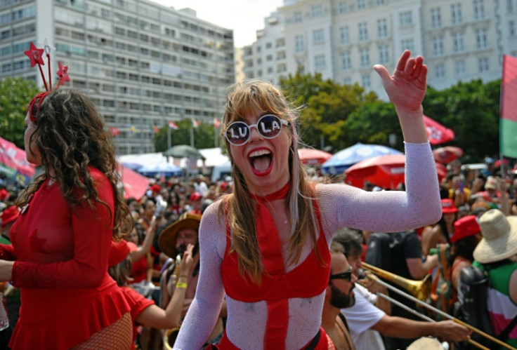 Apoiador do presidente eleito Luiz Inácio Lula da Silva comemora sua vitória eleitoral durante um carnaval de rua em Copacabana, Rio de Janeiro, Brasil, em 6 de novembro de 2022