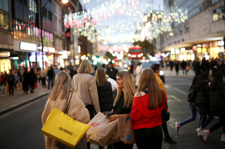 Pessoas caminham pela Oxford Street iluminada com luzes de Natal em Londres