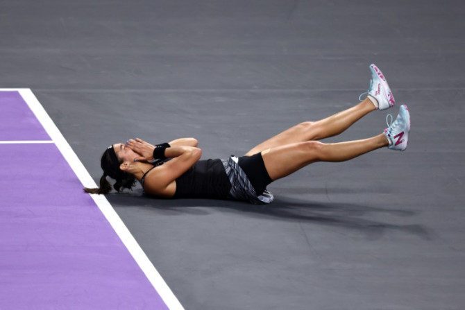 Caroline Garcia, da França, comemora após derrotar Aryna Sabalenka, da Bielorrússia, para vencer as finais do WTA na segunda-feira
