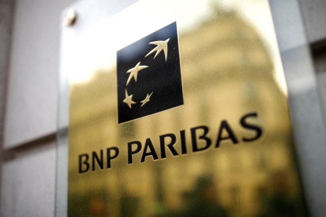 O logótipo do BNP Paribas é visto numa sucursal em Paris