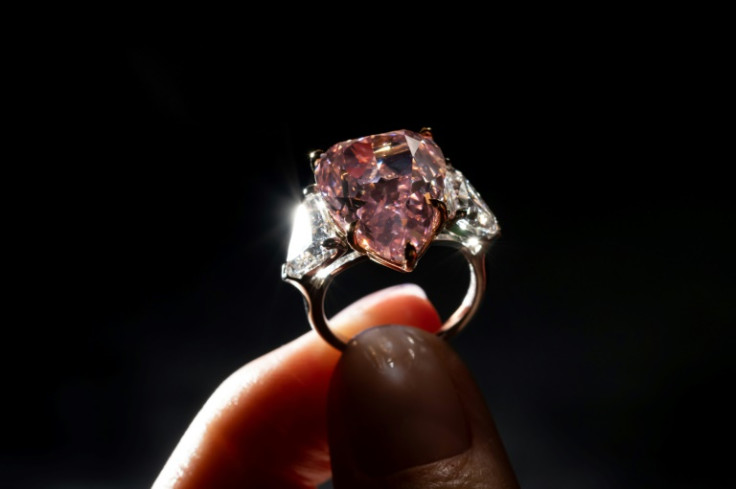 Com 18,18 quilates, a gema é o maior diamante "rosa vívido" em forma de pêra já vendido sob o martelo