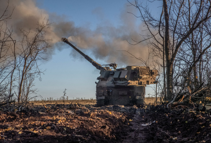 Militares ucranianos disparam um obus autopropulsado polonês Krab em direção a posições russas na região de Donetsk