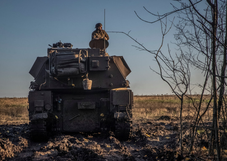 Militares ucranianos preparam um obus autopropulsado polonês Krab para disparar contra posições russas em uma linha de frente na região de Donetsk