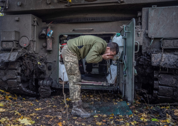 Soldado ucraniano lava o rosto perto de um obus autopropulsado polonês Krab após um incêndio em direção a posições russas em uma linha de frente na região de Donetsk