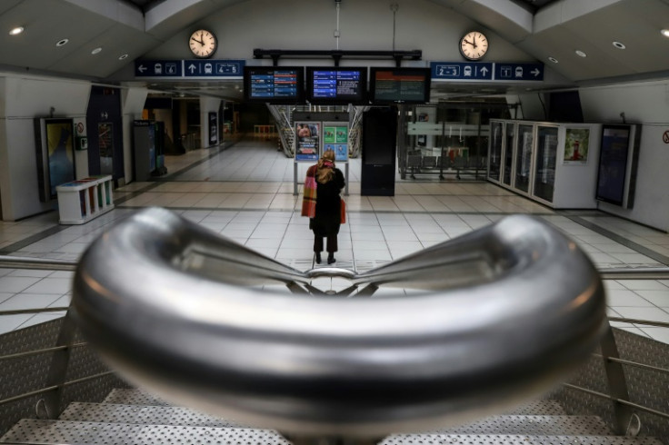 Uma mulher está sozinha em uma estação de trem de Bruxelas em um dia de greve nacional belga