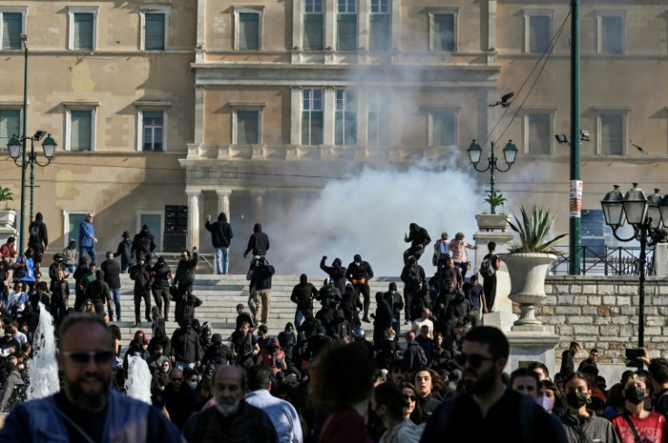 Polícia dispara gás lacrimogêneo durante uma manifestação em Atenas contra aumentos de preços e inflação em espiral