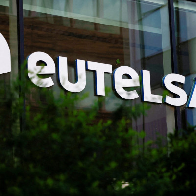 O logotipo do operador de satélite europeu Eutelsat é retratado na sede da empresa em Issy-les-Moulineaux