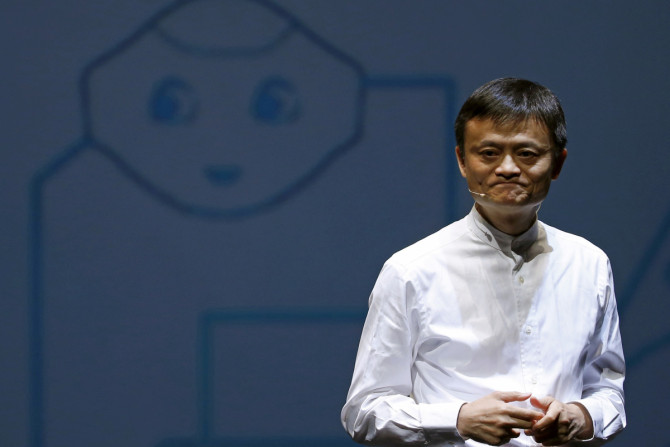Jack Ma, fundador e presidente executivo do Alibaba Group da China, fala em frente a uma foto do robô semelhante a um humano do SoftBank chamado &#39;pimenta&#39; durante uma entrevista coletiva em Chiba