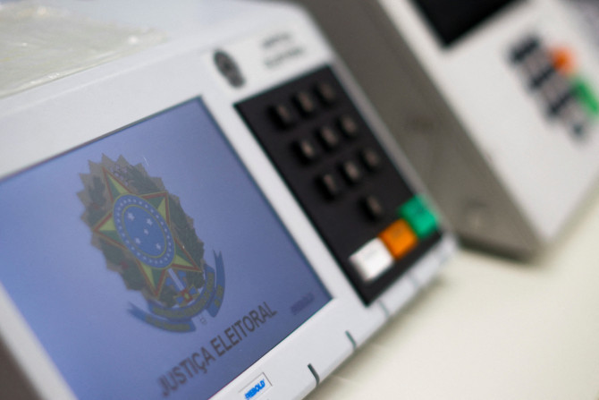 A urna eletrônica é vista durante a operação de assinatura digital e lacração dos sistemas eleitorais que serão utilizados na eleição presidencial brasileira em Brasília