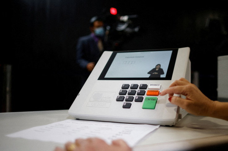 Simulação do processo de votação dos sistemas eleitorais a serem utilizados nas eleições presidenciais brasileiras.