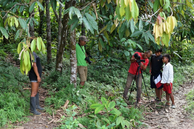 Tikuna Indigenous Filmmakers Film Documentário Curtas-metragens com o apoio de Matis Indigenous Filmmakers em San Martin de Amacayacu, Colômbia, em 14 de outubro de