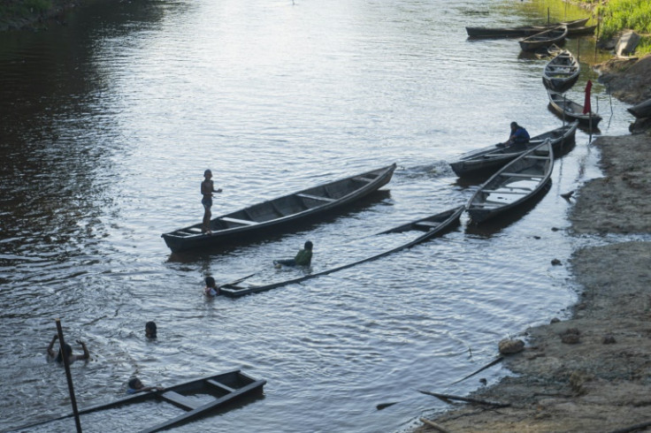 Crianças brincam no rio Amacayacu em San Martin de Amacayacu, Colômbia, em 14 de outubro de 2022