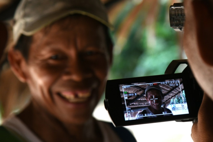 Uma indígena Tikuna posa para a câmera durante as filmagens de um curta-metragem documental na comunidade de San Martin de Amacayacu, na Colômbia
