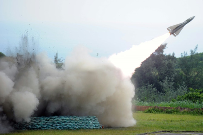 Um míssil terra-ar HAWK é lançado durante um exercício de fogo real em Taiwan