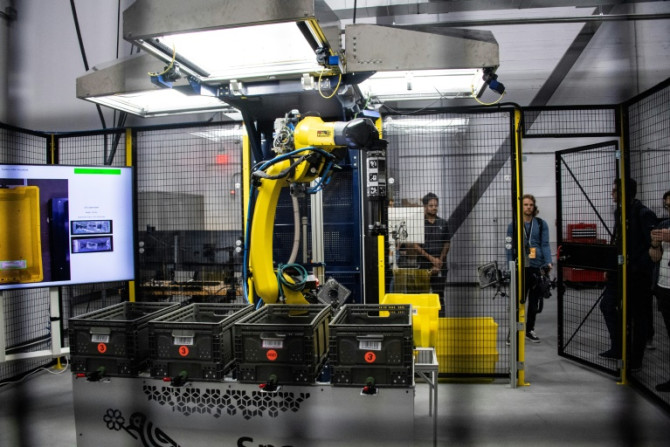 O robô pardal é capaz de pegar itens não embalados para classificá-los no BOS27 Robotics Innovation Hub da Amazon em Westborough, Massachusetts, em 10 de novembro de 2022