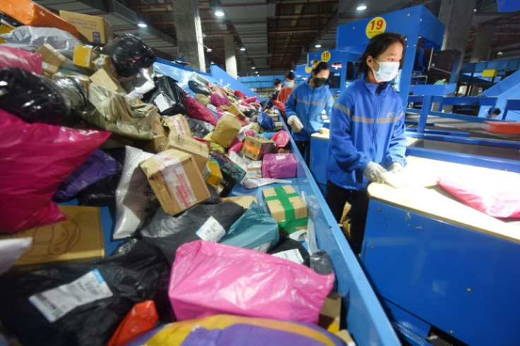 Um funcionário separa os pacotes para entrega durante o festival de compras do Dia dos Solteiros em um centro de logística em Donghai, China