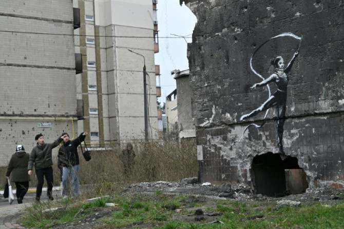 Vários murais no estilo de Banksy apareceram em Kyiv e arredores, levando os ucranianos a pensar que o artista de rua pode estar trabalhando no país devastado pela guerra.