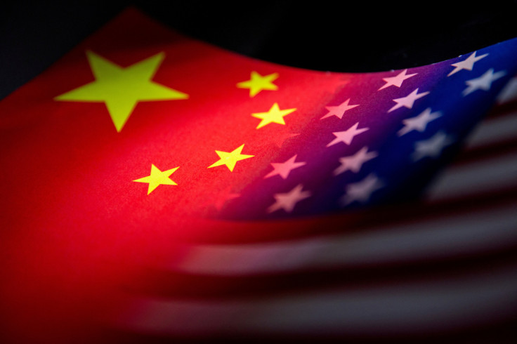 A ilustração mostra as bandeiras da China e dos EUA