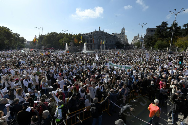 Enormes multidões se reuniram em quatro pontos de Madri e marcharam até a Prefeitura em um protesto em massa sob o slogan: &#39;Madrid comícios em apoio à saúde pública e contra o plano de destruir os serviços de atenção primária&#39;