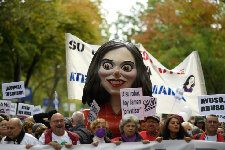 Os manifestantes carregavam uma efígie da líder de direita da região, Isabel Diaz Ayuso