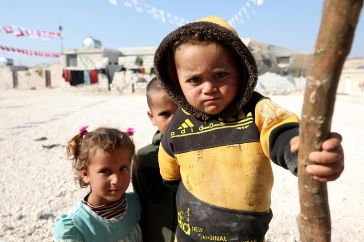 Sírios deslocados são retratados em um complexo habitacional recém-construído com apoio turco em Mashhad Ruhin, na província de Idlib, no noroeste da Síria, controlada pelos rebeldes