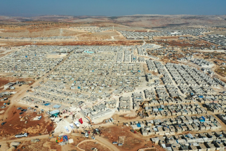 Vista aérea do complexo habitacional "Musiad" para sírios deslocados internos, construído com o apoio da Turquia, na província de Idlib, no noroeste da Síria, controlada pelos rebeldes