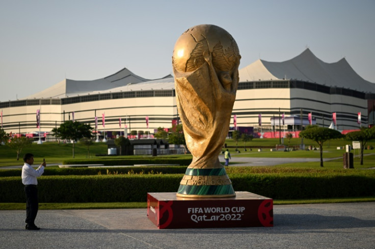 Uma réplica gigante da Copa do Mundo fica em frente ao Estádio Al-Bayt, no Catar