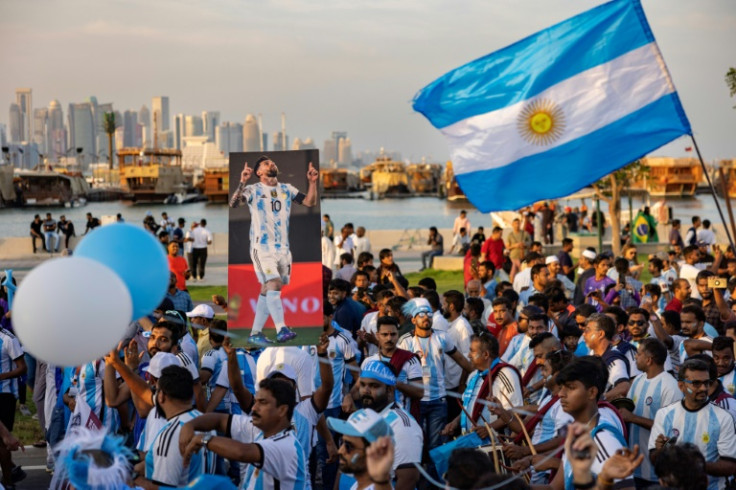 Torcedores argentinos em Doha se preparam para torcer pela seleção de Lionel Messi na Copa do Mundo