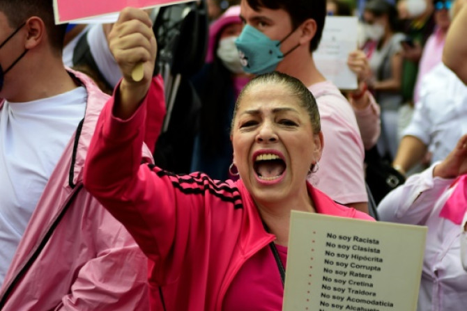 Uma mulher grita palavras de ordem durante uma marcha contra os planos do governo de reestruturar o Instituto Nacional Eleitoral na Cidade do México em 13 de novembro de 2022