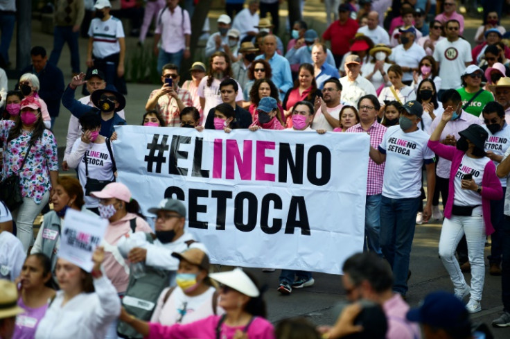 Dezenas de milhares de mexicanos protestam em 13 de novembro de 2022 contra planos que, segundo eles, prejudicarão o Instituto Nacional Eleitoral
