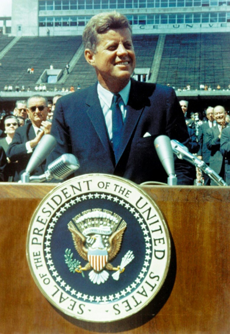 "Nós escolhemos ir para a Lua", disse Kennedy a 40.000 pessoas na Rice University, "porque esse desafio é um que estamos dispostos a aceitar, um que não estamos dispostos a adiar e um que pretendemos vencer"