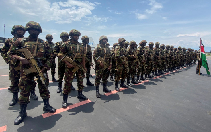 Membros das Forças de Defesa do Quênia (KDF) chegam ao aeroporto de Goma