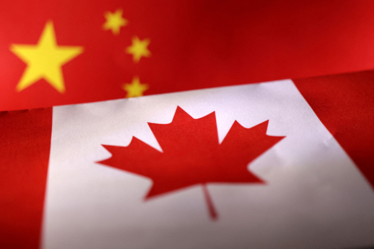 A ilustração mostra bandeiras impressas da China e do Canadá