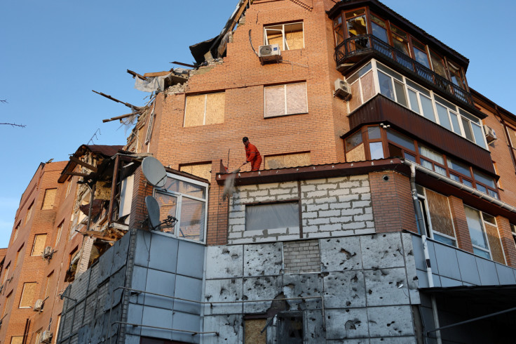 Um homem limpa os escombros de um prédio residencial danificado, enquanto o ataque da Rússia à Ucrânia continua, em Mykolaiv
