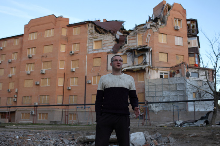 Pavel Salohub, professor de história e boxe, fala em frente a um prédio residencial danificado em Mykolaiv