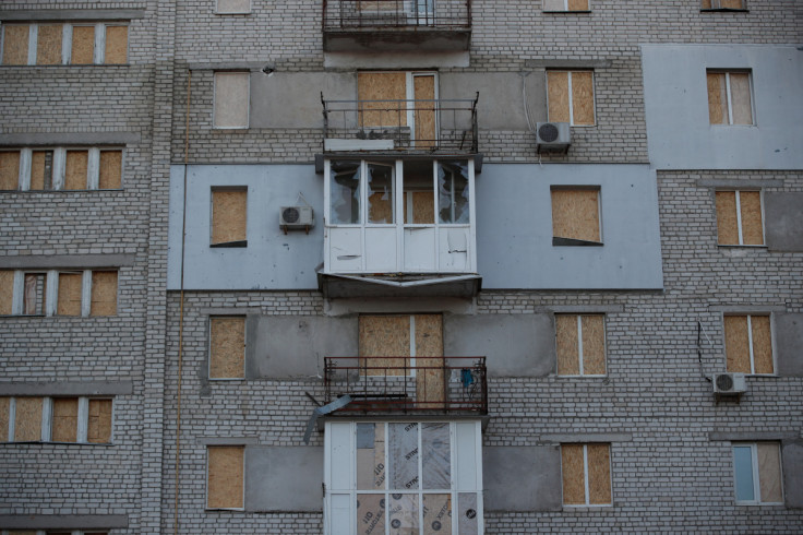 Janelas quebradas são cobertas em um prédio residencial em Mykolaiv
