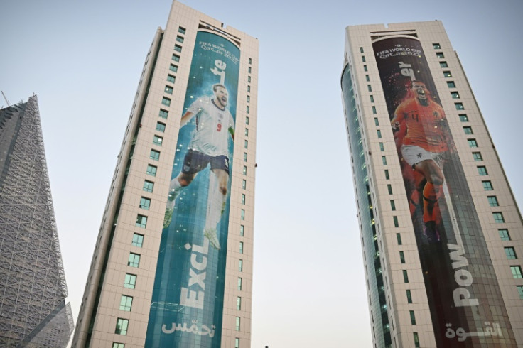O capitão da Inglaterra, Harry Kane (à esquerda), e o capitão holandês, Virgil van Dijk, aparecem em edifícios em Doha antes da Copa do Mundo