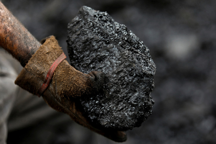 Um mineiro segura um pedaço de carvão extraído de uma mina de carvão, em Sabinas, México