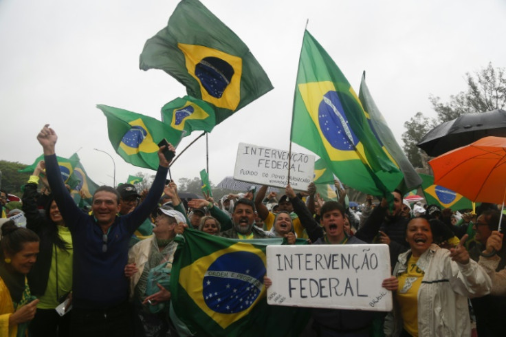 Apoiadores do presidente Jair Bolsonaro participam de protesto no centro do Rio de Janeiro exigindo que o Exército ajude a impedir que Luiz Inácio Lula da Silva chegue ao poder