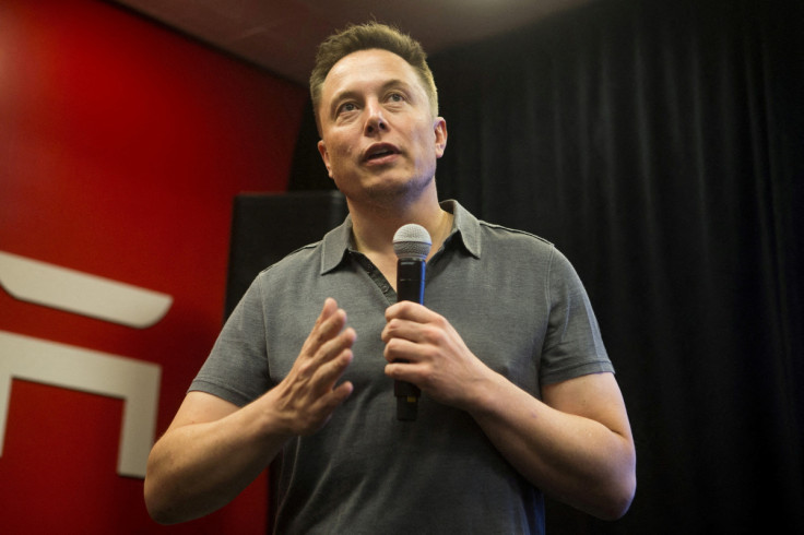 O CEO da Tesla, Elon Musk, fala sobre os novos recursos do Autopilot durante um evento da Tesla em Palo Alto