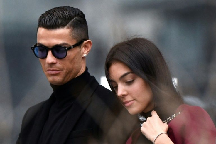 Cristiano Ronaldo (à esquerda) e sua companheira Georgina Rodriguez (à direita) anunciaram a morte de seu filho bebê na segunda-feira