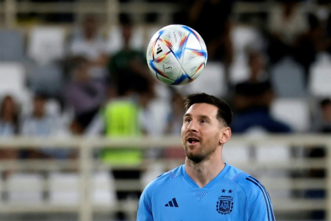 Lionel Messi treina em Abu Dhabi