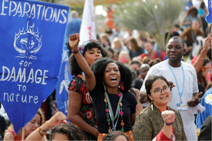Ativistas climáticos protestam do lado de fora da COP27 no Egito em 17 de novembro de 2022