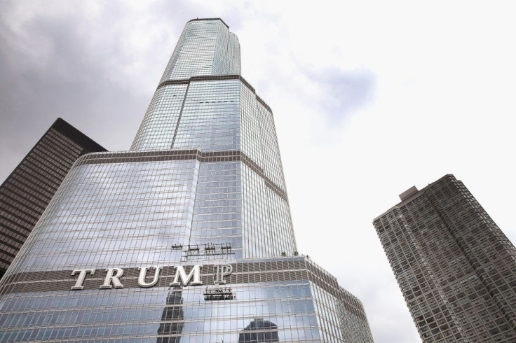 A Trump Tower em Chicago está estampada com o nome do presidente Donald Trump, mas muitas empresas estão cortando relações com o líder em uma debandada de 11 horas