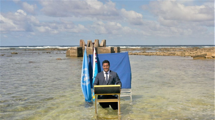 O ministro das Relações Exteriores de Tuvalu, Simon Kofe, faz uma declaração COP26 enquanto está no oceano nesta foto de folheto tirada em Funafuti, Tuvalu, 8 de novembro de 2021. Foto tirada em 8 de novembro de 2021. Ministério da Justiça, Comunicação e 