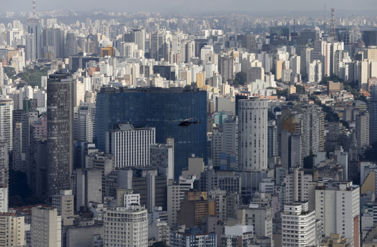 Um helicóptero sobrevoa o horizonte de São Paulo