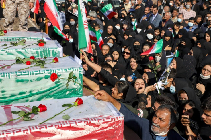 Iranianos participam de funeral em Izeh, cidade no sudoeste do país