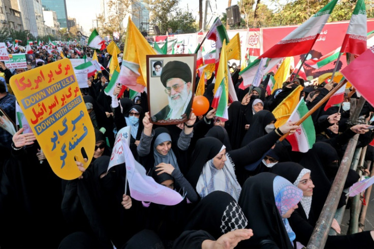 Manifestantes pró-governo se reúnem em frente à antiga embaixada dos EUA em Teerã