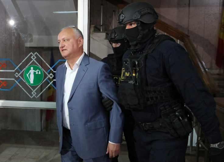 O ex-presidente da Moldávia, Igor Dodon, é escoltado por policiais antes de uma audiência em Chisinau